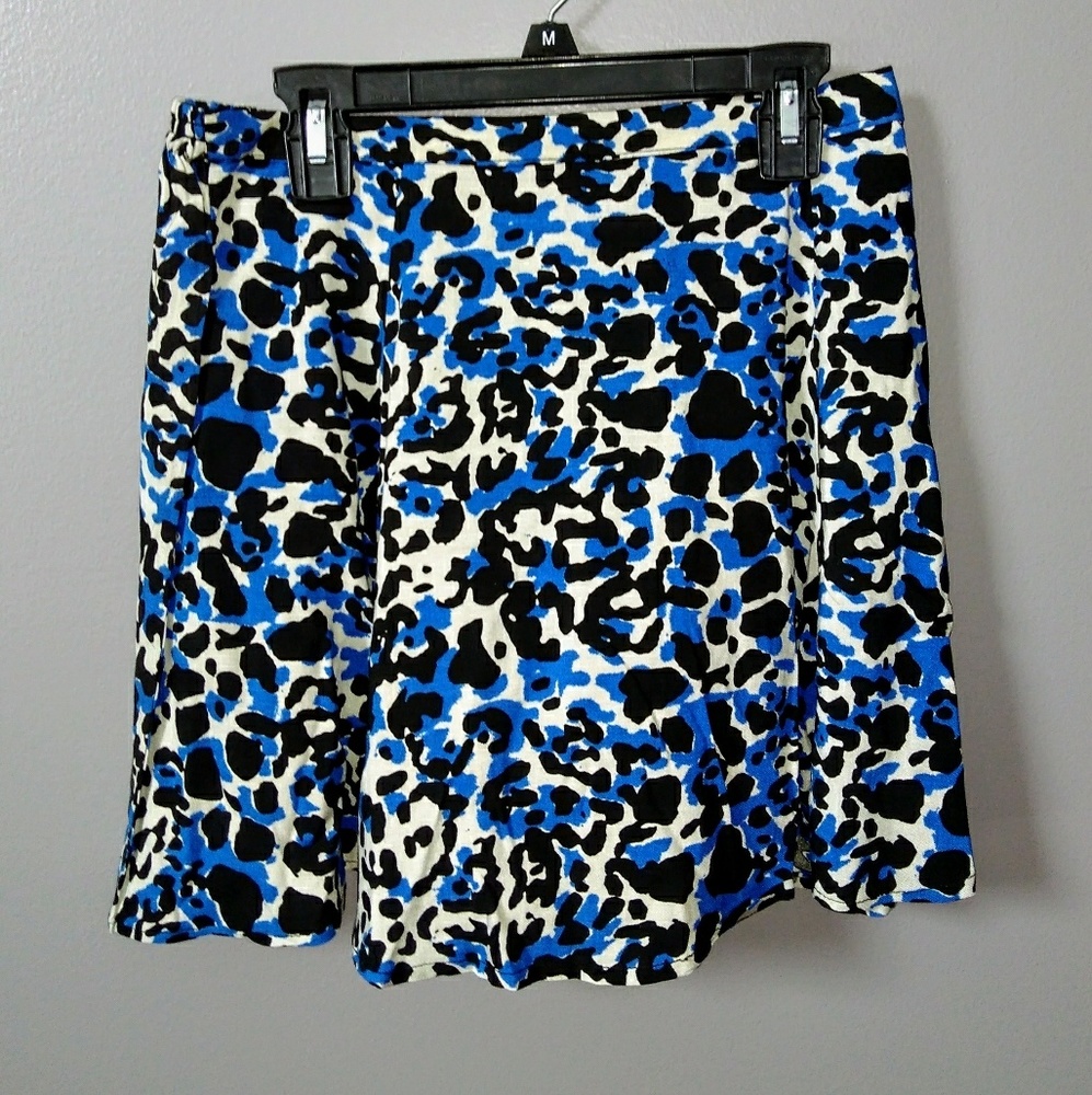 Medium Black, Blue and White Floral Print Skirt